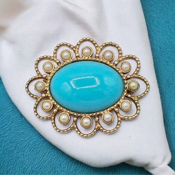 Sarah Coventry Turquoise Brooch Vintage Lucite Cabochon Faux Pearl  Estate Pin - Picture 1 of 9